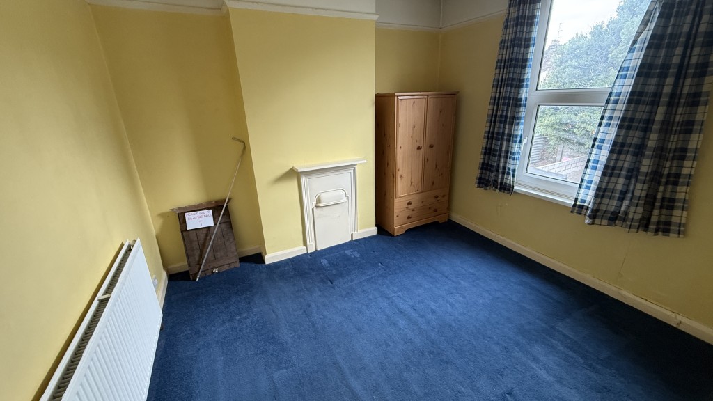 Lot: 174 - END-TERRACE HOUSE REQUIRING REFURBISHMENT - Interior image of second bedroom rear